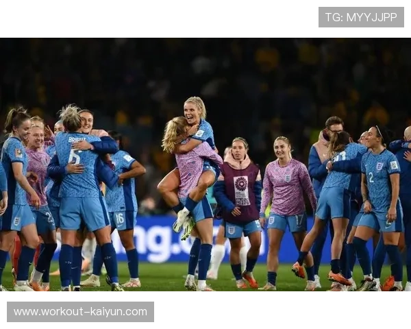 足球球星巅峰对决盘点：他们如何塑造了现代足球历史的辉煌篇章